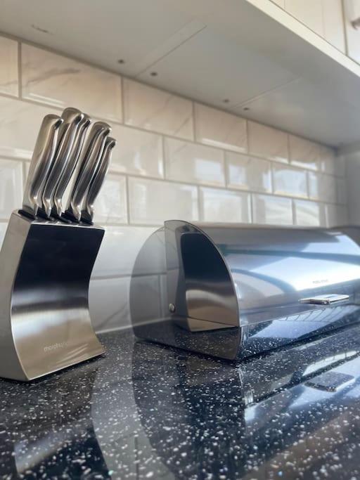 1 Bedroom Apartment - Flitwick - Contractor Friendly - Tourist Ready - Full Kitchen - Wifi - Smart Tv - Sofa Bed - Free Parking - Ideal For Short Or Long Stays Esterno foto