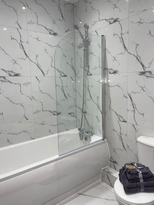 1 Bedroom Apartment - Flitwick - Contractor Friendly - Tourist Ready - Full Kitchen - Wifi - Smart Tv - Sofa Bed - Free Parking - Ideal For Short Or Long Stays Esterno foto