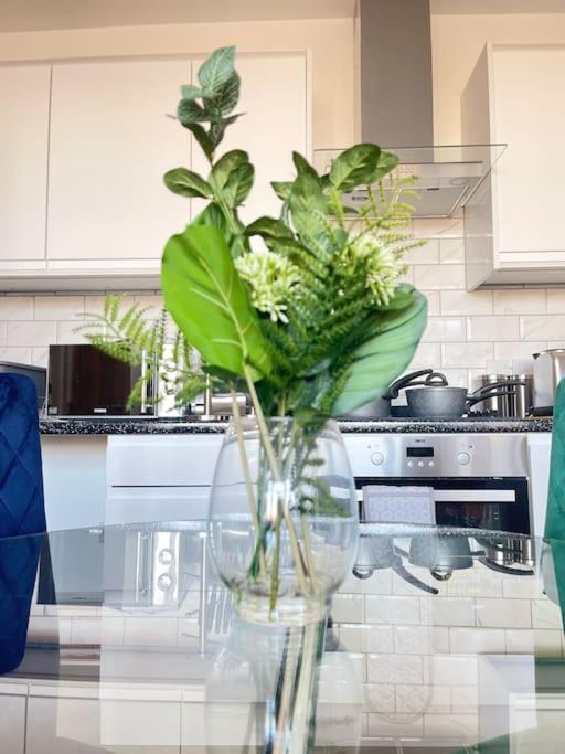 1 Bedroom Apartment - Flitwick - Contractor Friendly - Tourist Ready - Full Kitchen - Wifi - Smart Tv - Sofa Bed - Free Parking - Ideal For Short Or Long Stays Esterno foto
